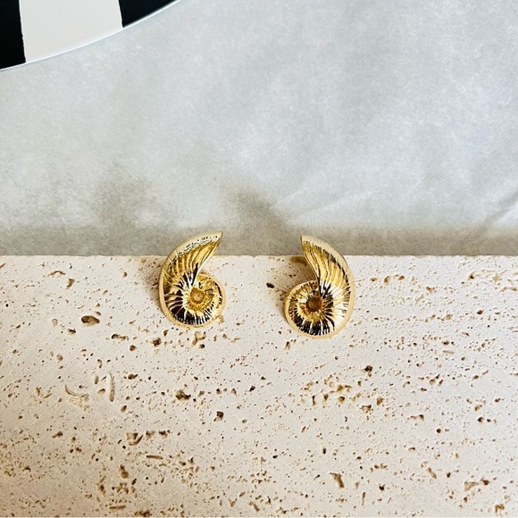Elegant Gold Nautilus sea shell ocean coastal chic earrings - Picture 1 of 2